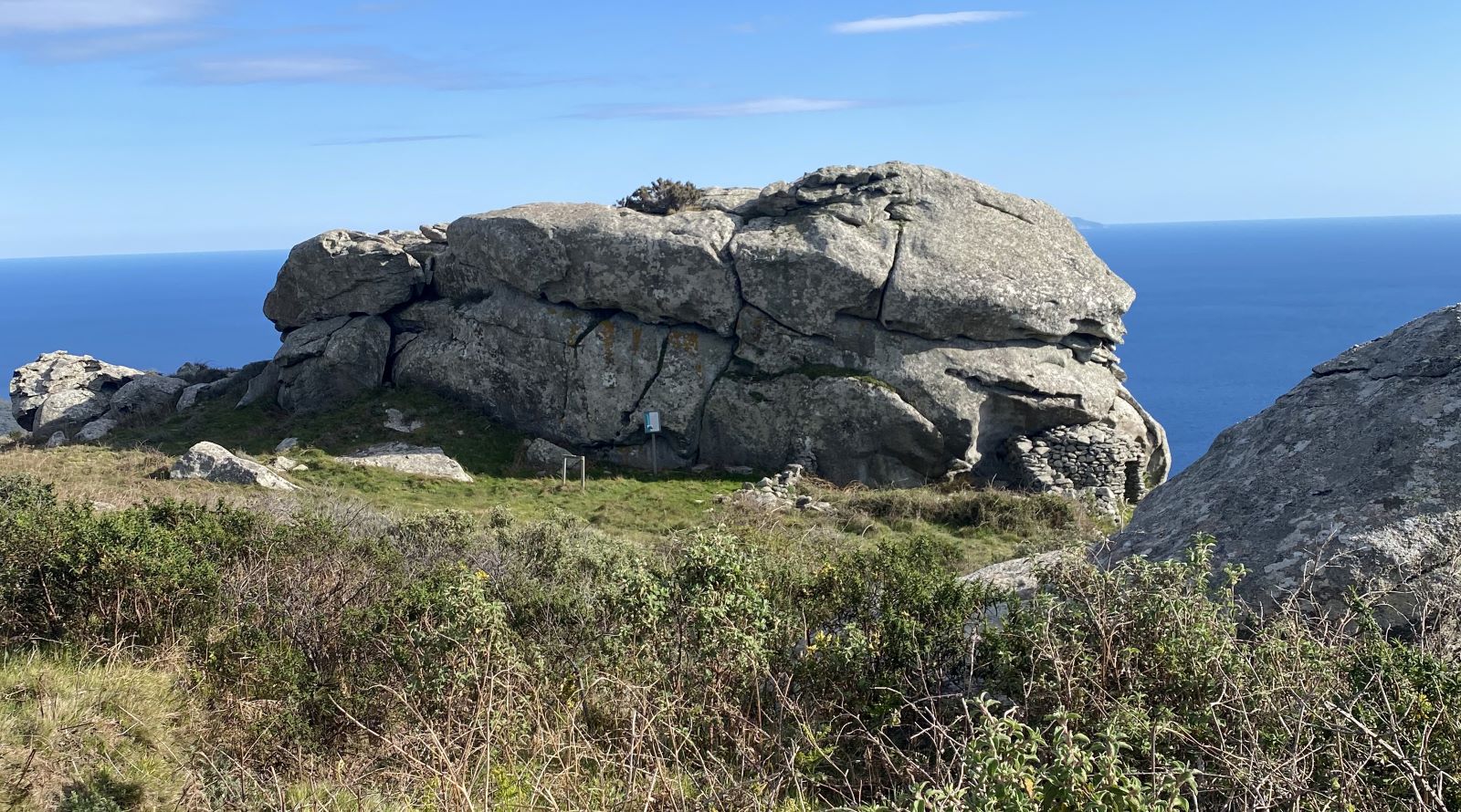 Vista su pietra murata, zona occidentale dell'Isola d'Elba Grande Traversata Elbana
