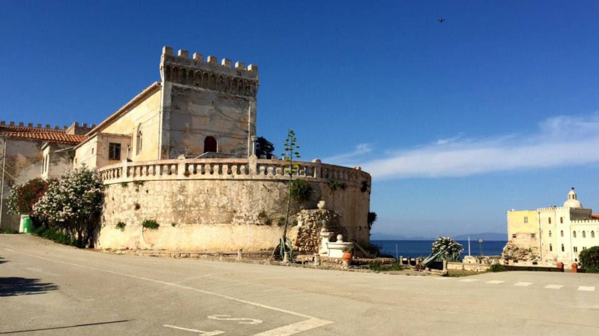 Pianosa porto paese isola toscana